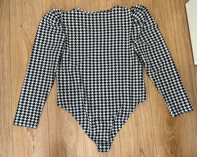 Body estampado pata de gallo blanco y negro