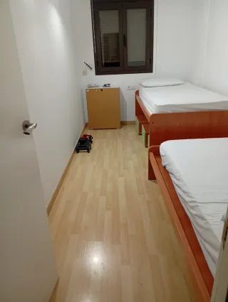 Se alquila habitación.