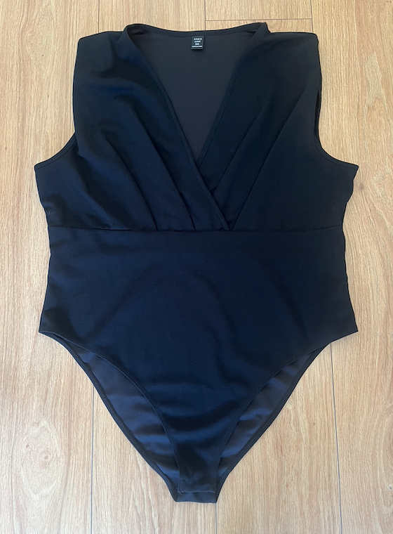 Body negro de tirantes escote cruzado en v shein