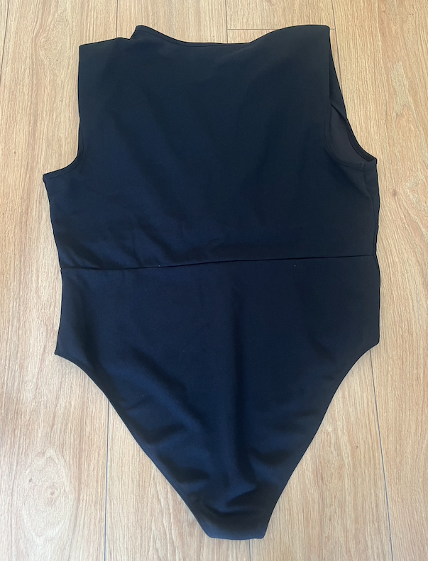 Body negro de tirantes escote cruzado en v shein