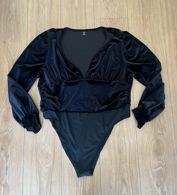 Body negro de terciopelo con manga larga escote V