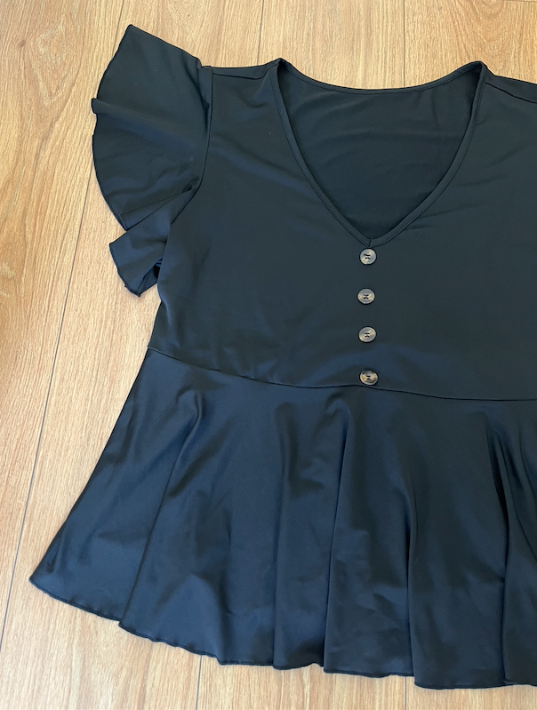 camiseta negra manga corta y peplum