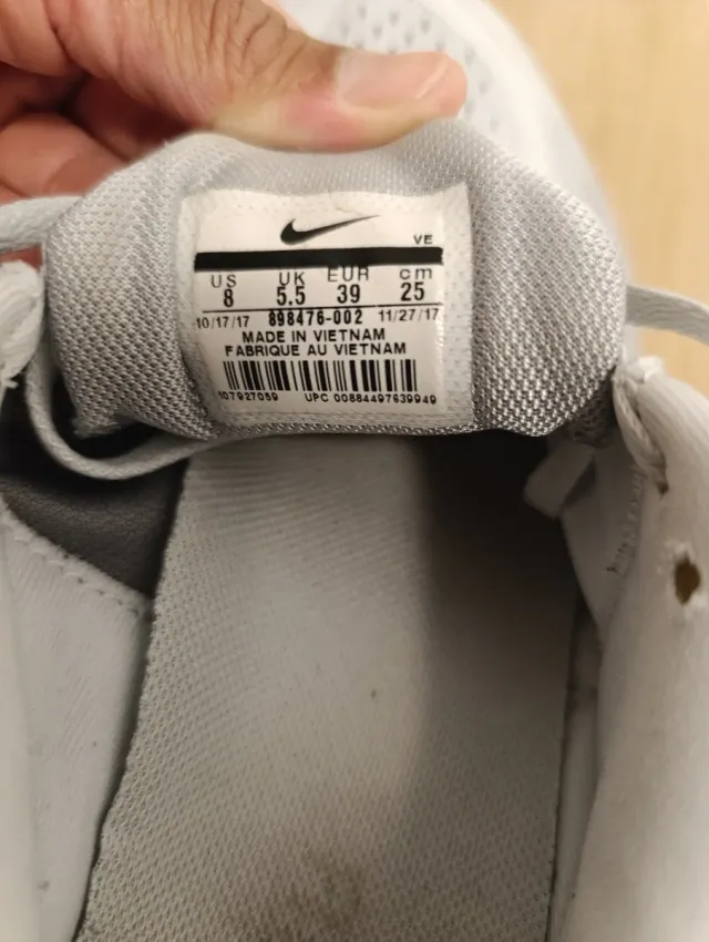 Zapatillas Nike grises y blancas