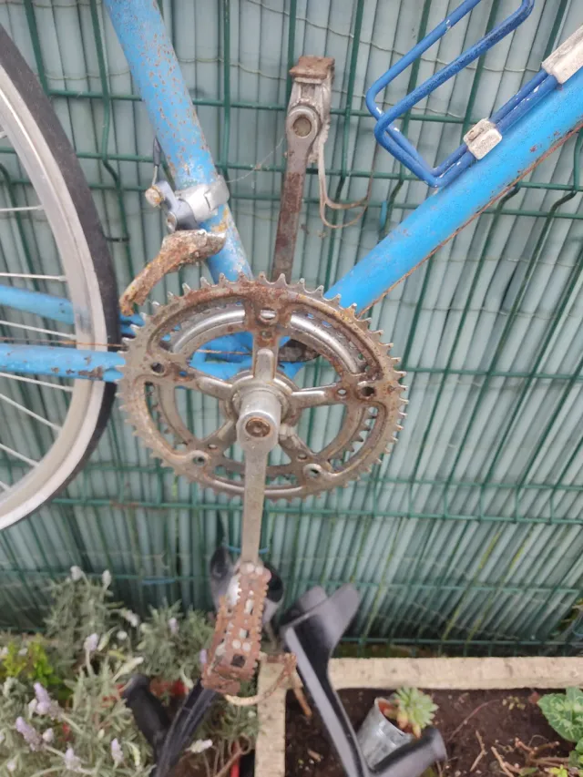 Bicicleta de carretera azul antigua
