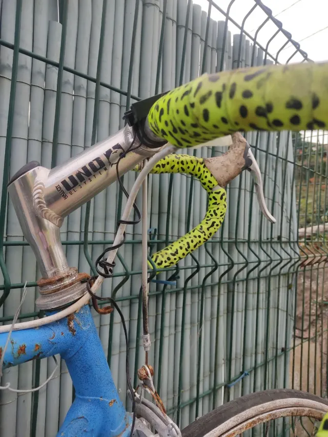Bicicleta de carretera azul antigua