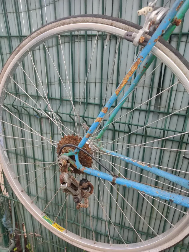 Bicicleta de carretera azul antigua