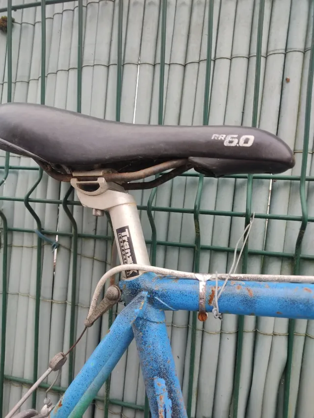 Bicicleta de carretera azul antigua