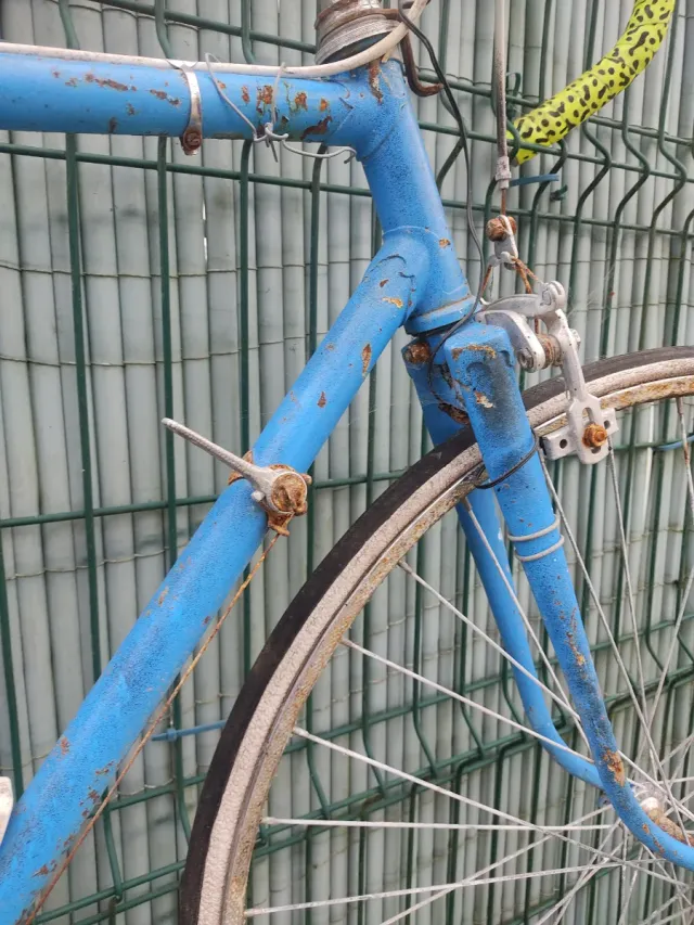 Bicicleta de carretera azul antigua