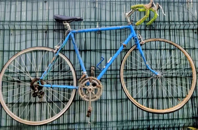 Bicicleta de carretera azul antigua