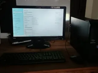 Ordenador de sobremesa negro