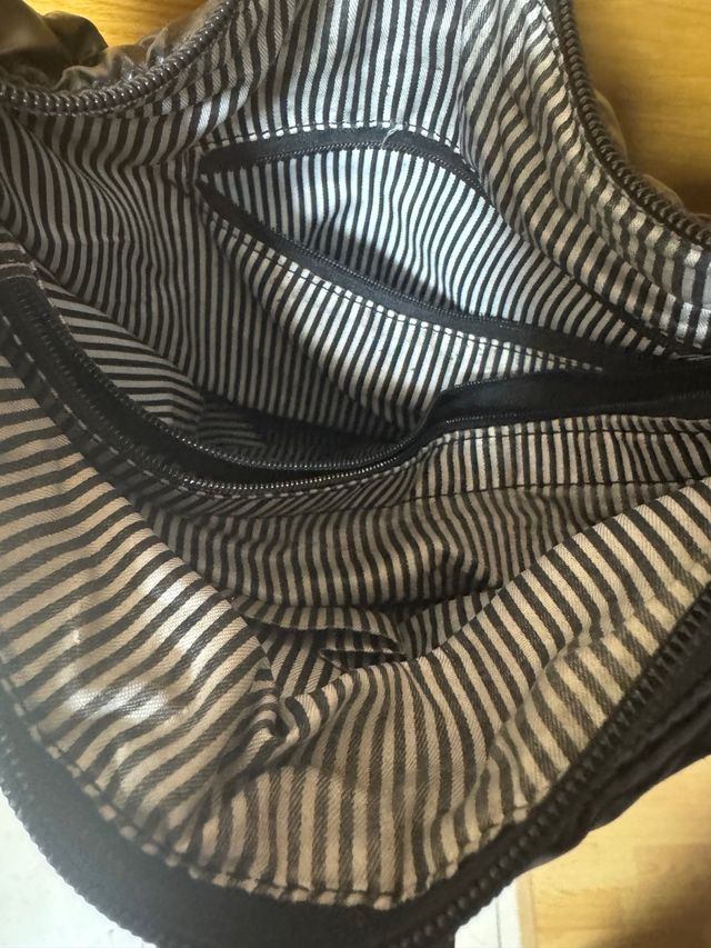 Bolso de hombro negro acolchado