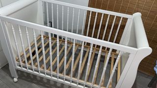 Cuna de madera blanca para bebé