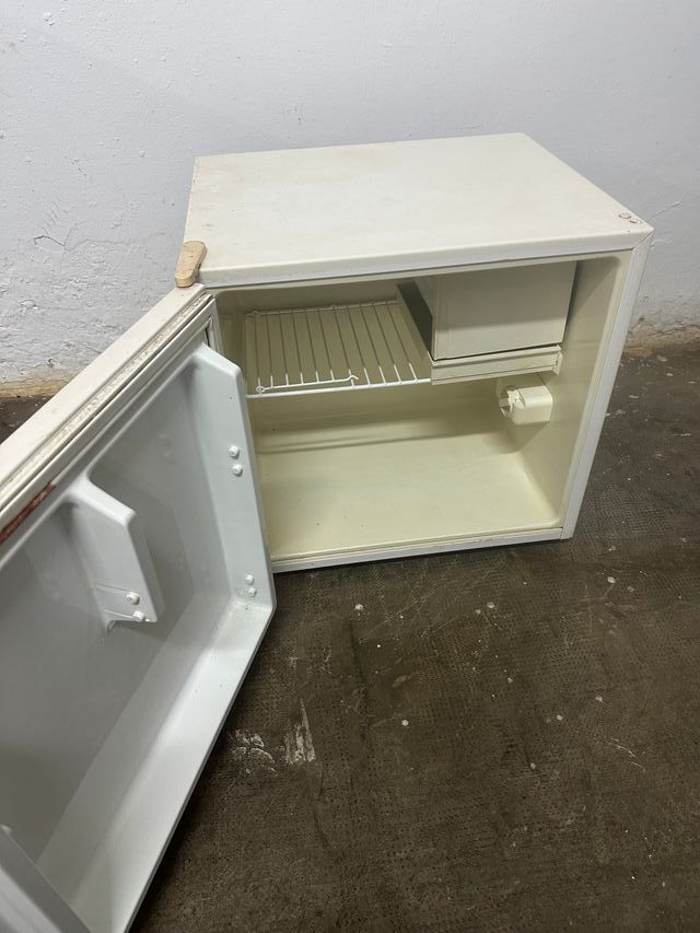 Nevera pequeña blanca