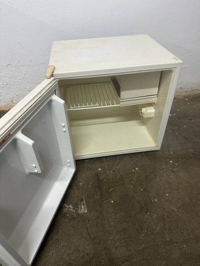 Nevera pequeña blanca