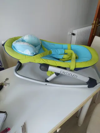 Cuna de madera con ruedas