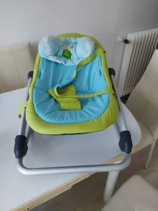 Cuna de madera con ruedas