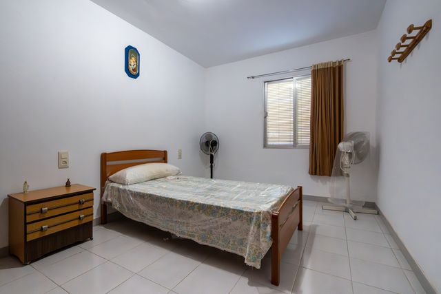 Finca llana con casa y almacén. Agua y luz.