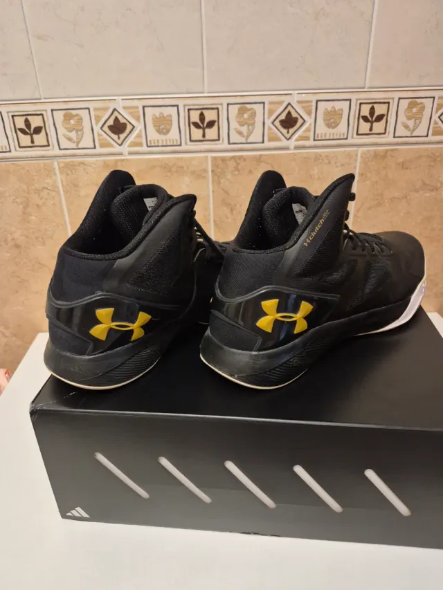 Under Armour Hombre Negras y Doradas