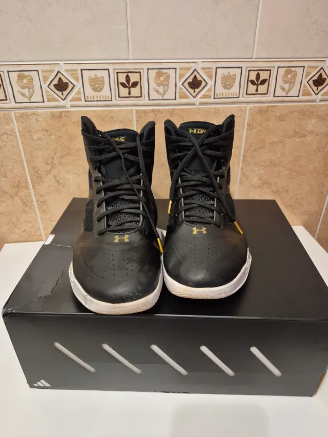 Under Armour Hombre Negras y Doradas