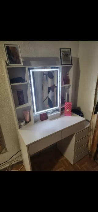 Tocador blanco con espejo y cajones