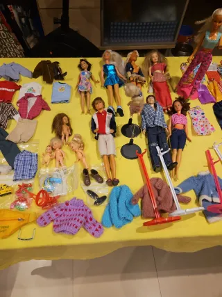 Lote 12 Muñecos Barbie, Ken, Chelsea