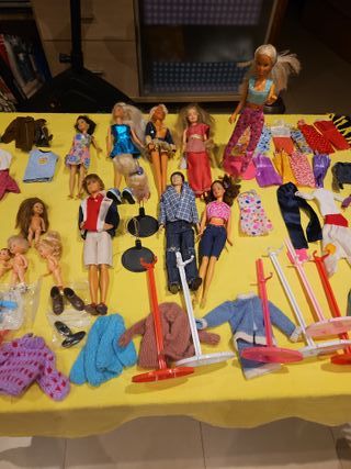Lote 12 Muñecos Barbie, Ken, Chelsea