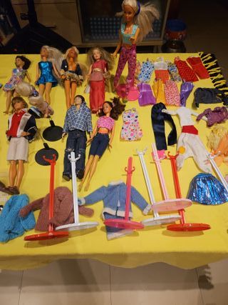 Lote 12 Muñecos Barbie, Ken, Chelsea