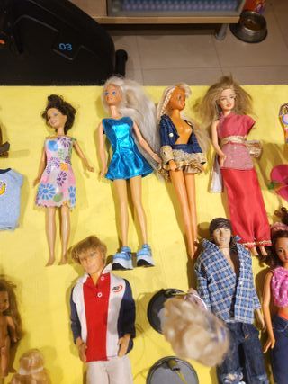Lote 12 Muñecos Barbie, Ken, Chelsea