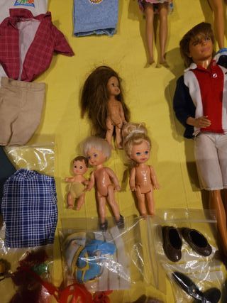 Lote 12 Muñecos Barbie, Ken, Chelsea