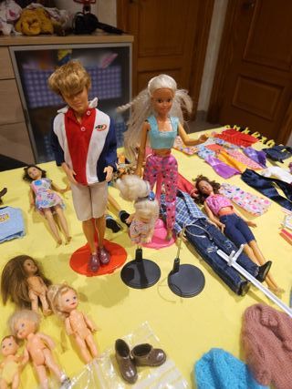 Lote 12 Muñecos Barbie, Ken, Chelsea