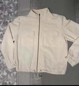 Cazadora blanca texturizada