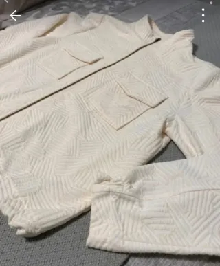 Cazadora blanca texturizada