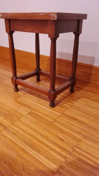 Taburete rustico de madera