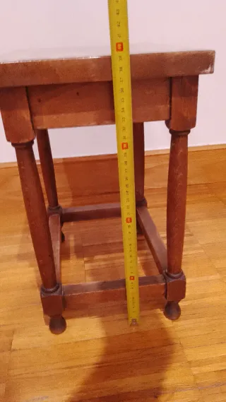 Taburete rustico de madera