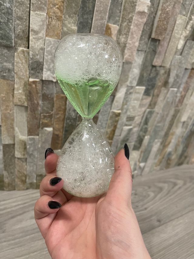 Clessidra con liquido verde 