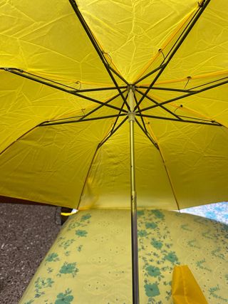 Paraguas amarillo plegable