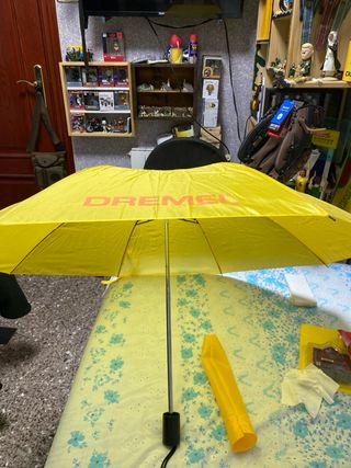 Paraguas amarillo plegable