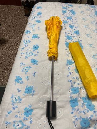 Paraguas amarillo plegable