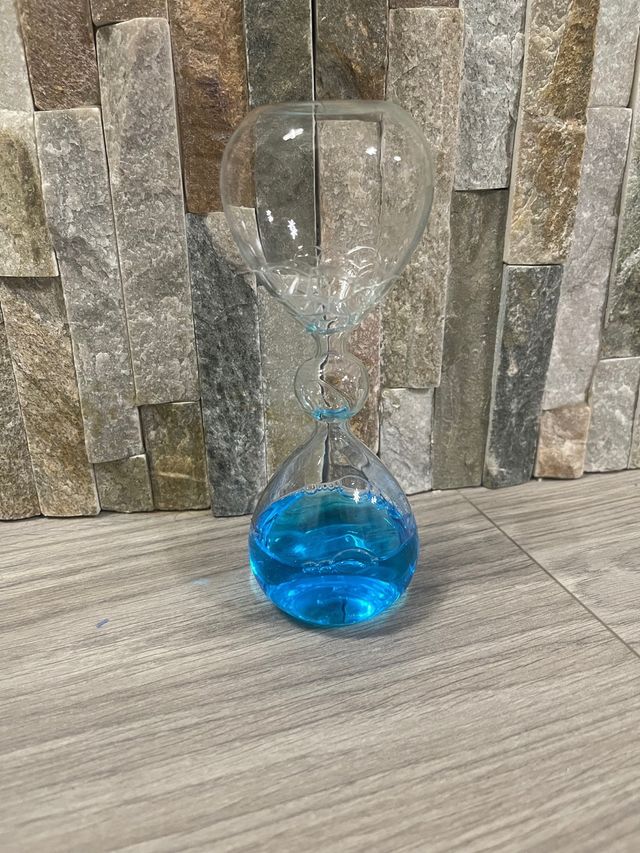 Clessidra con liquido azzurro