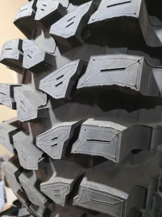 Llanta Black Mud con Maxxis Mud Trepador