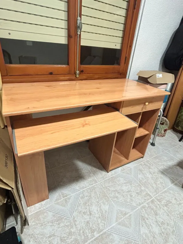 Escritorio de madera con cajón y estantes