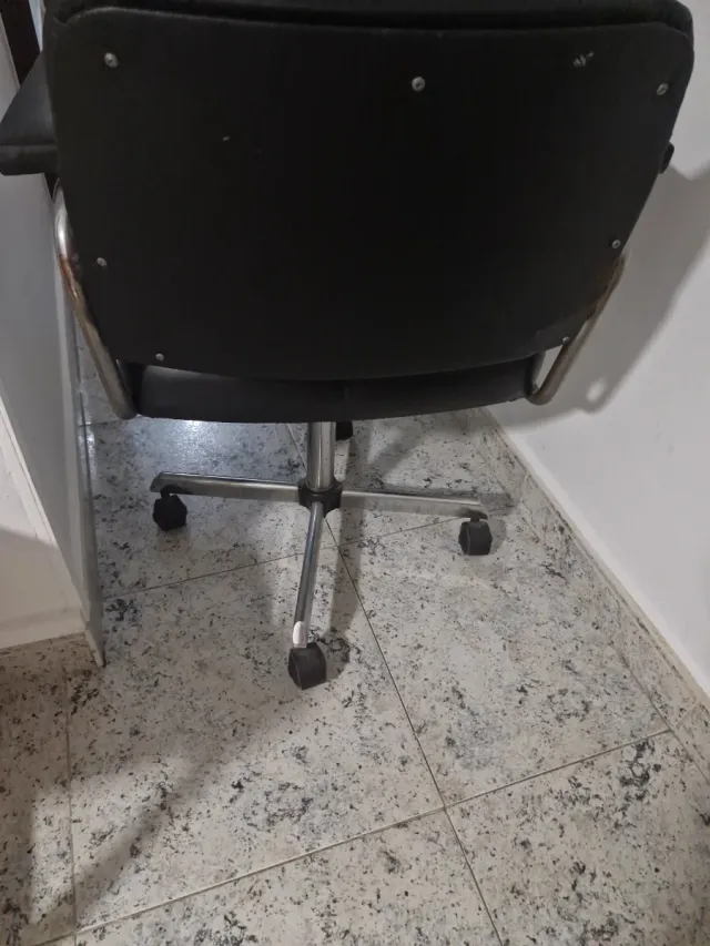 Silla de oficina negra