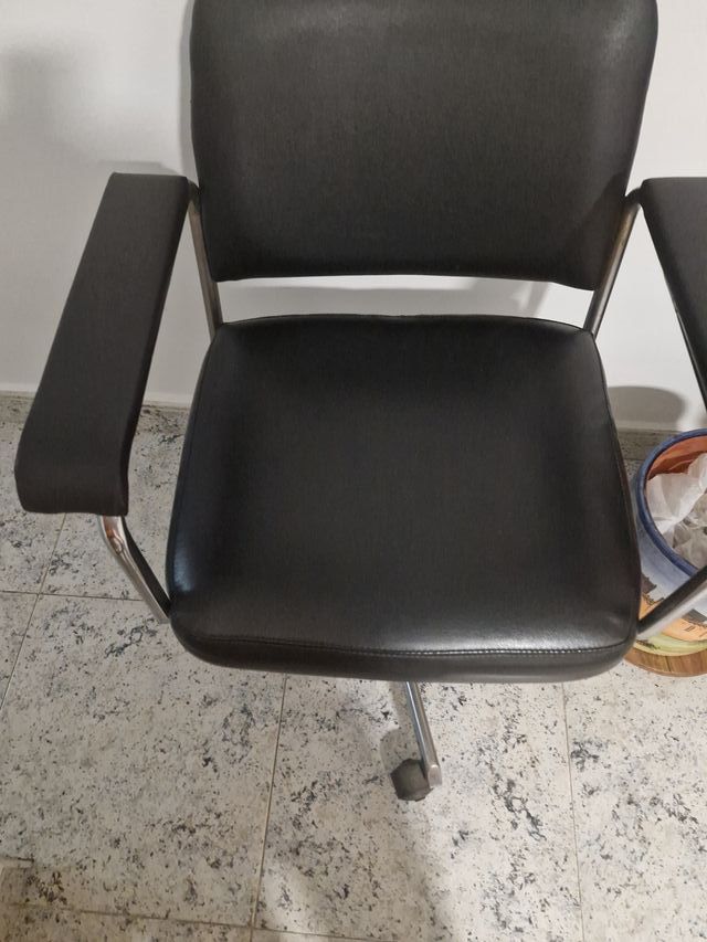 Silla de oficina negra