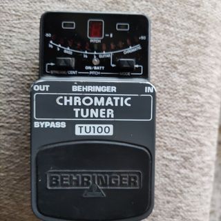 Behringer TU100 Afinador Cromático Pedal Guitarra