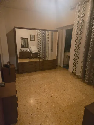 Habitación con baño privado en alquiler.