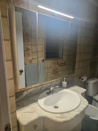 Habitación con baño privado en alquiler.