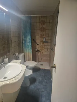 Habitación con baño privado en alquiler.