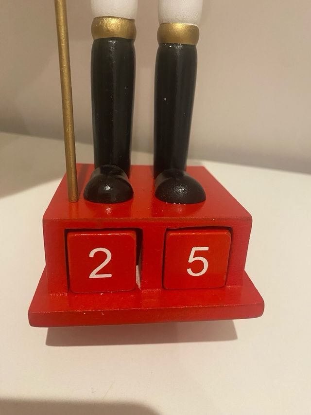 Schiaccianoci in legno decorativo