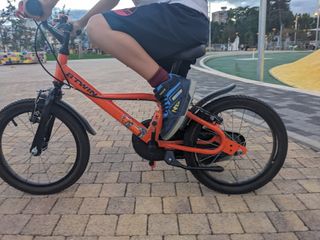 Bicicleta infantil naranja B'TWIN