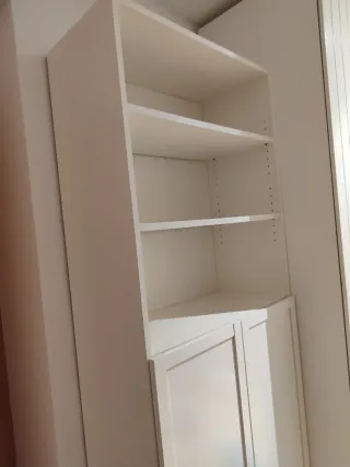 Armario blanco con estanterias